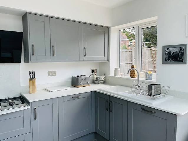 Kitchen Worktops Compared: Granite, Quartz and Postform
